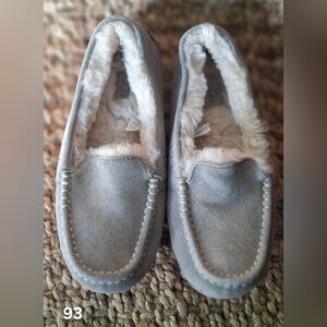 UGG ANSLEY LIGHT GREY GRAY SHEARLING LINED MOCCASIN SHOE Sz 9 Cozzy Longwear